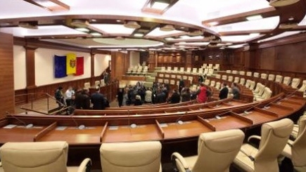 Намеченное на сегодня заседание парламента отменено