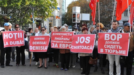 Партия социалистов: Либералы и коммунисты, хватит хапать землю!