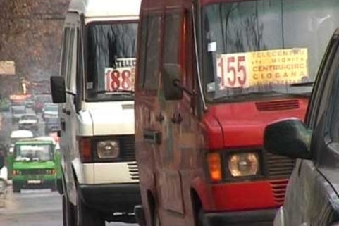 Водитель маршрутного такси въехал в электрический столб