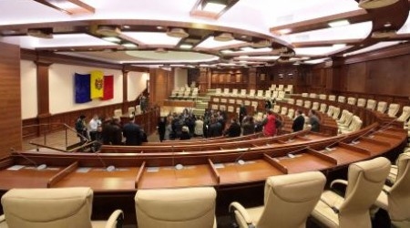 Намеченное на сегодня заседание парламента отменено