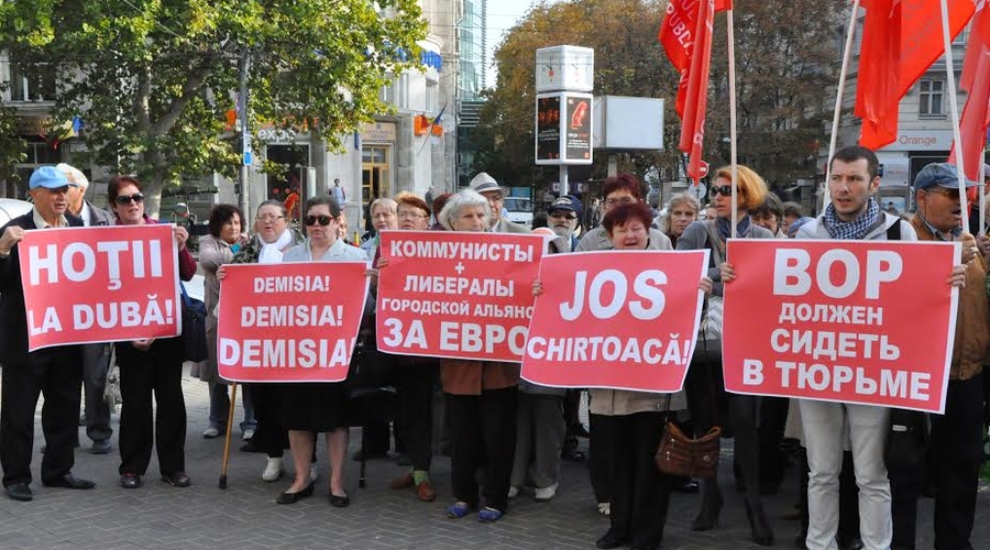 Партия социалистов: Либералы и коммунисты, хватит хапать землю!