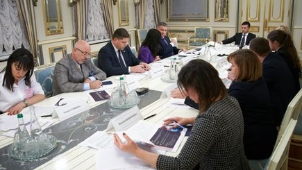 Зеленский поручил разработать программу по паспортизации молодежи, проживающей на временно оккупированном Донбассе