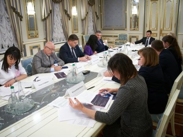 Зеленский поручил разработать программу по паспортизации молодежи, проживающей на временно оккупированном Донбассе