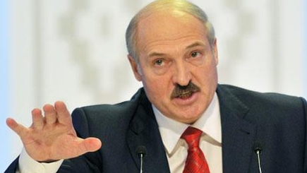 Лукашенко хочет брать по $100 за выезд из страны