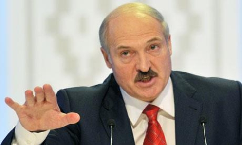 Лукашенко хочет брать по $100 за выезд из страны