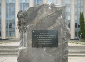 Представители ДПМ во власти не спешат демонтировать «памятник советской оккупации»