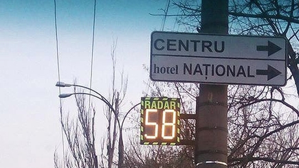 В Кишиневе установили табло-радар, фиксирующее скорость машин