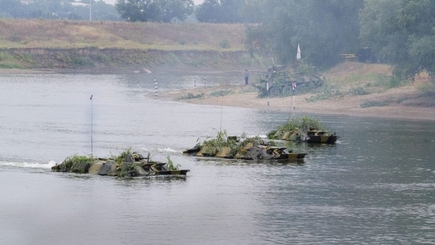Бронетехнику и военные грузовики без отличительных знаков заметили на левом берегу Днестра