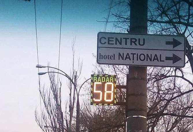 В Кишиневе установили табло-радар, фиксирующее скорость машин