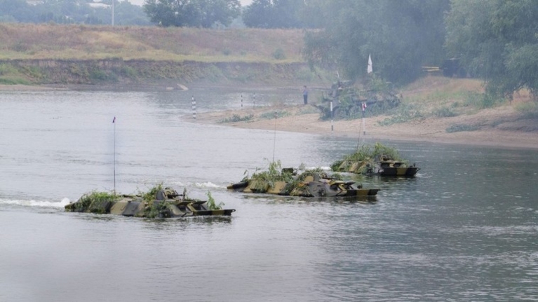 Бронетехнику и военные грузовики без отличительных знаков заметили на левом берегу Днестра