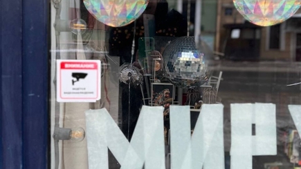 Полицейские заставили убрать надпись «мир» с книжного магазина в Петербурге