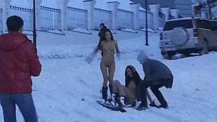 На Андреевском спуске в Киеве две голые 