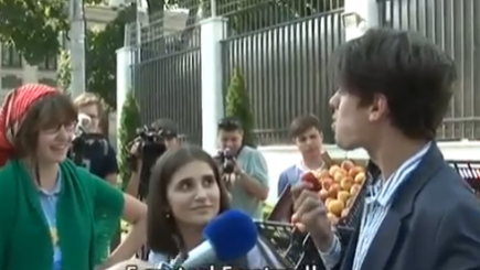 Перед Посольством РФ в Молдове прошла ярмарка фруктов и овощей