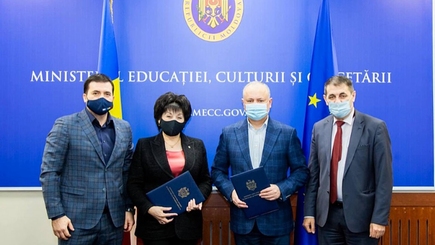 Министр образования Лилия ПОГОЛША – из додоновского пула. Это Додон контролирует министерство, обвиненное в фальсификации истории и безграмотности.