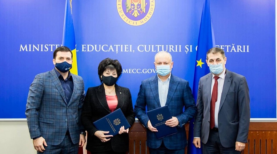 Министр образования Лилия ПОГОЛША – из додоновского пула. Это Додон контролирует министерство, обвиненное в фальсификации истории и безграмотности.