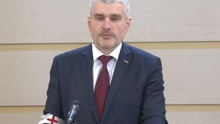 А.Слусарь всё ещё бьётся в Фейсбуке за молдавский карьер в Украине.