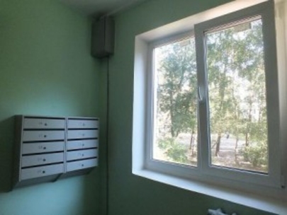 В подъездах столичных домов заменят окна и двери