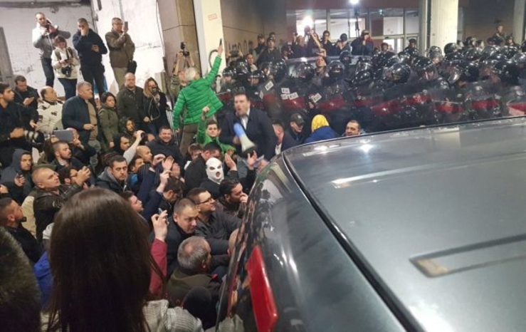 Белград кипит: протестующие идут на штурм дворца Вучича