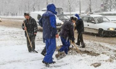 180 рабочих уже почти сутки очищают национальные дороги от снега