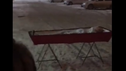 Вдова привезла гроб с мужем к зданию правительства российского города