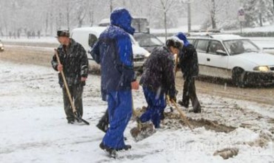 180 рабочих уже почти сутки очищают национальные дороги от снега