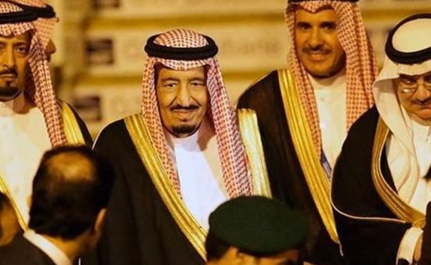 Саудовская Аравия обваливает цены на нефть