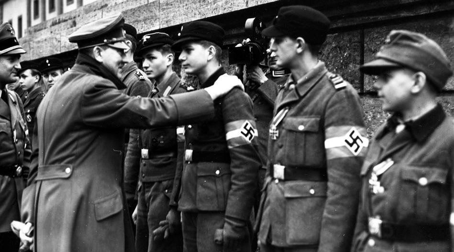 ЦРУ рассекретило доклад 1943 года: Гитлер испытывал сексуальное влечение к Гессу и любил наблюдать за подростками