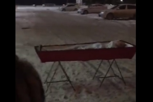 Вдова привезла гроб с мужем к зданию правительства российского города