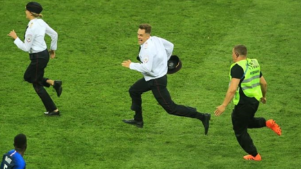 Участники группы Pussy Riot выбежали на поле во время финального матча чемпионата мира по футболу