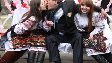 Жизнь партийного лидера: боулинг, девушки, преступления против окружающий среды..