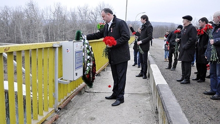 Социалисты возложили цветы на мосту у Vadul-lui-Vodă