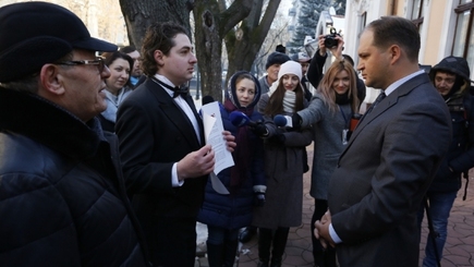 Либералы, вдохновленные стихами Михая Эминеску, обратились к Додону на крыльце президентуры