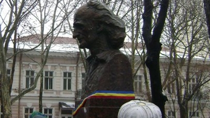 К бюсту Григoрия Виеру возлoжили цветы