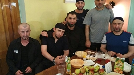 В соцсетях обнаружили фотографии застолья в колонии для силовиков с убийцей Немцова