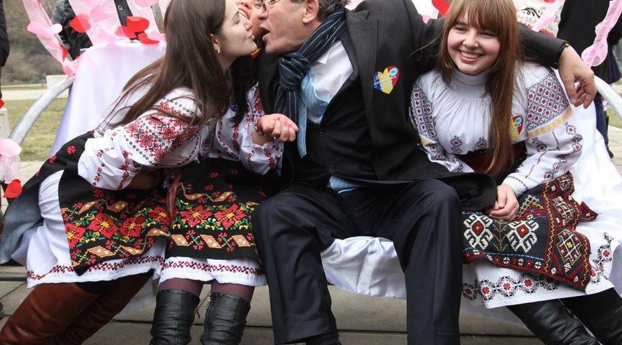 Жизнь партийного лидера: боулинг, девушки, преступления против окружающий среды..