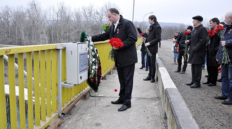 Социалисты возложили цветы на мосту у Vadul-lui-Vodă