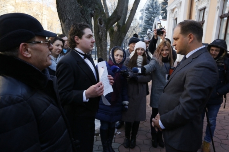 Либералы, вдохновленные стихами Михая Эминеску, обратились к Додону на крыльце президентуры