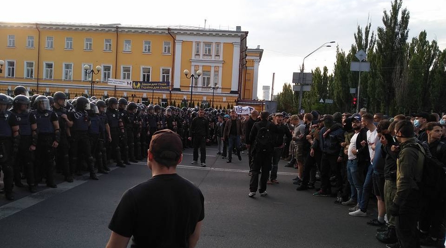 В Киеве начались столкновения из-за ЛГБТ-парада