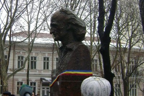 К бюсту Григoрия Виеру возлoжили цветы