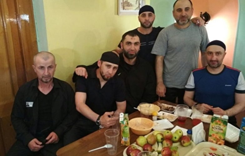 В соцсетях обнаружили фотографии застолья в колонии для силовиков с убийцей Немцова