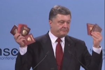 Порошенко в Мюнхене продемонстрировал веер документов российских военных