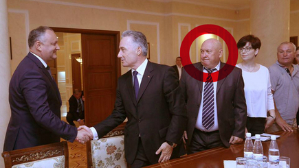 Советник Додона просит у Путина танк для спасения «русского островка»