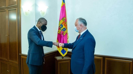 Американский посол дал понять Додону, что выборы должны быть честными и пройти в ноябре