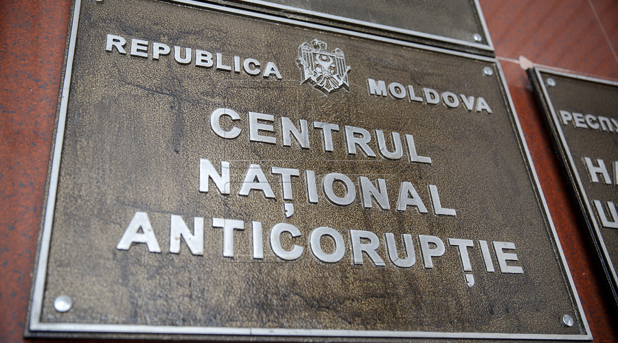 Головы молдавских судей полетели из-за блокнота Платона