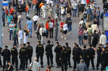 Минская милиция ограничивает доступ участникам молчаливой акции протеста к мастам сбора