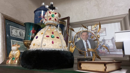 В доме ректора Смоленского университета нашли золоченный унитаз и копию шапки Мономаха