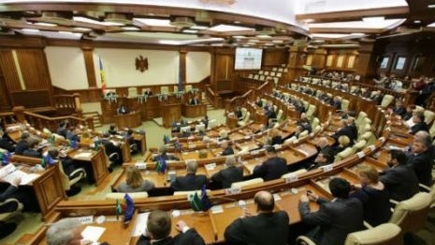 Изменение Конституции остаётся на повестке дня парламентской комиссии