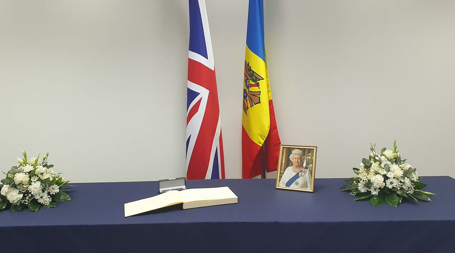 В посольстве Великобритании в Молдове открыта книга соболезнований