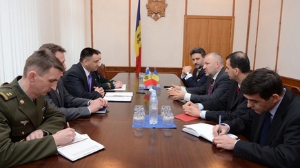 Молдова обсуждает Национальную военную стратегию с Румынией