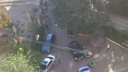 Строительный столб раздавил две машины в Кишиневе